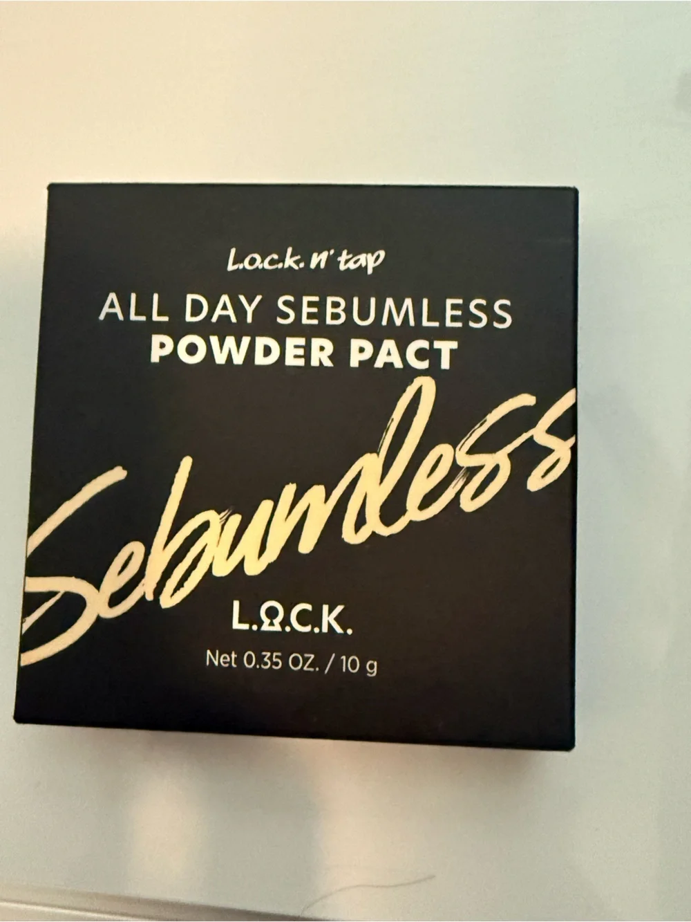 LOOk 'n' Top All Day Sebumless Powder Pact - Black Compact